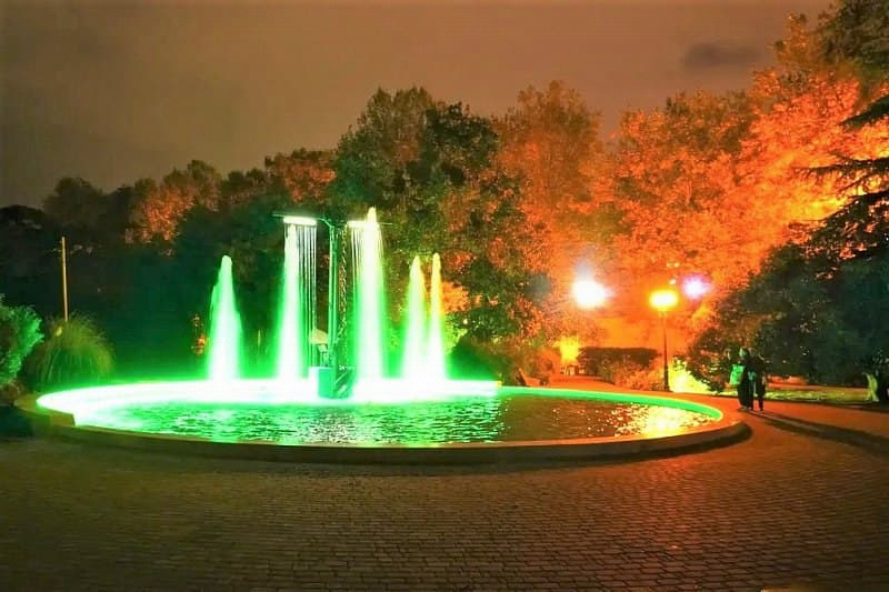 В Сочи реконструировали фонтан «Два якоря» в Комсомольском сквере