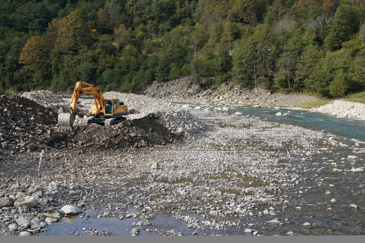 В Сочи приступили к расчистке русла реки Псезуапсе в Лазаревском районе