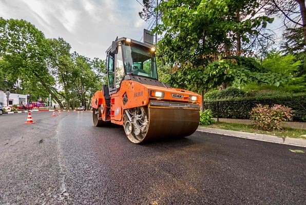 В Сочи продолжается ремонт улиц, ведущих к социально значимым объектам инфраструктуры