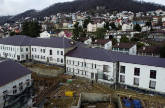В Сочи начались фасадные работы на одном из блоков новой школы в микрорайоне Мамайка