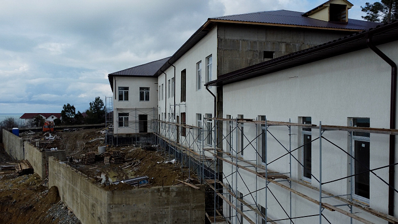 В Сочи начались фасадные работы на одном из блоков новой школы в микрорайоне Мамайка