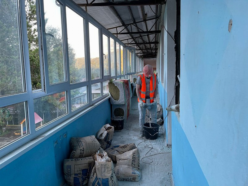 В Лазаревском районе Сочи ремонтируют один из самых больших детских садов