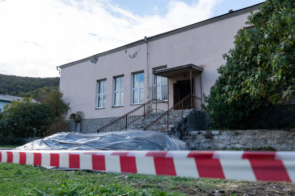 В Лазаревском районе Сочи продолжается капремонт Дома культуры