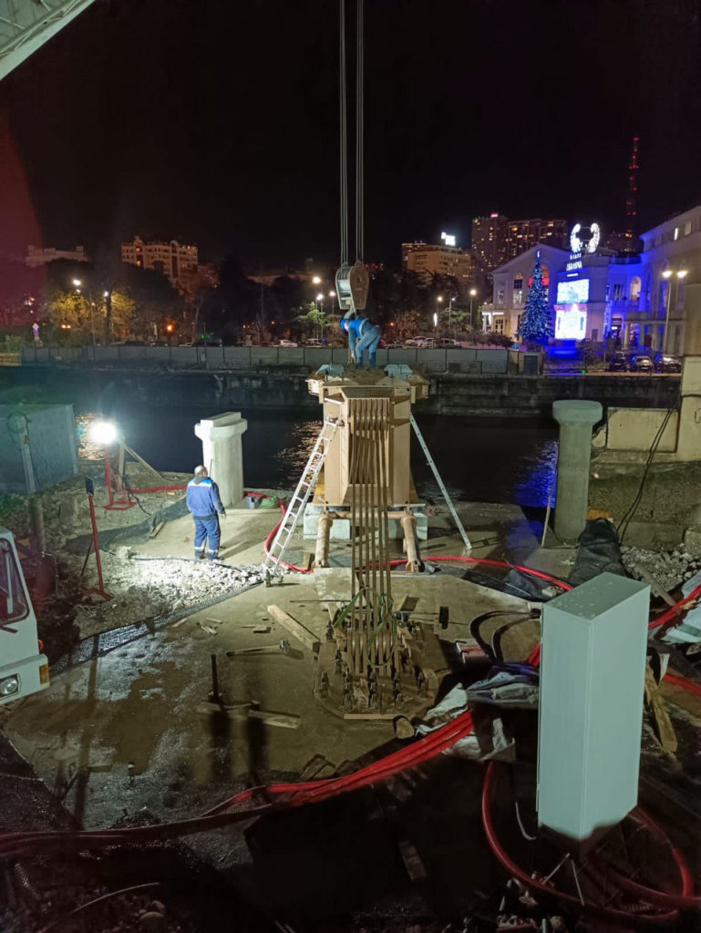 ГК «Метрополис» приступила к монтажу конструкций пешеходного моста через реку Сочи