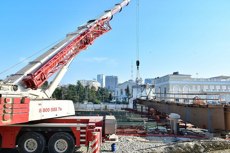 ГК «Метрополис» продолжает монтаж пешеходного моста через реку Сочи. Видео