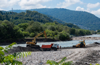 В Хостинском районе начались работы по расчистке русла реки Сочи