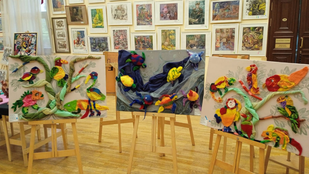 На выставке «Весенняя палитра» представлены работы юных художников Сочи