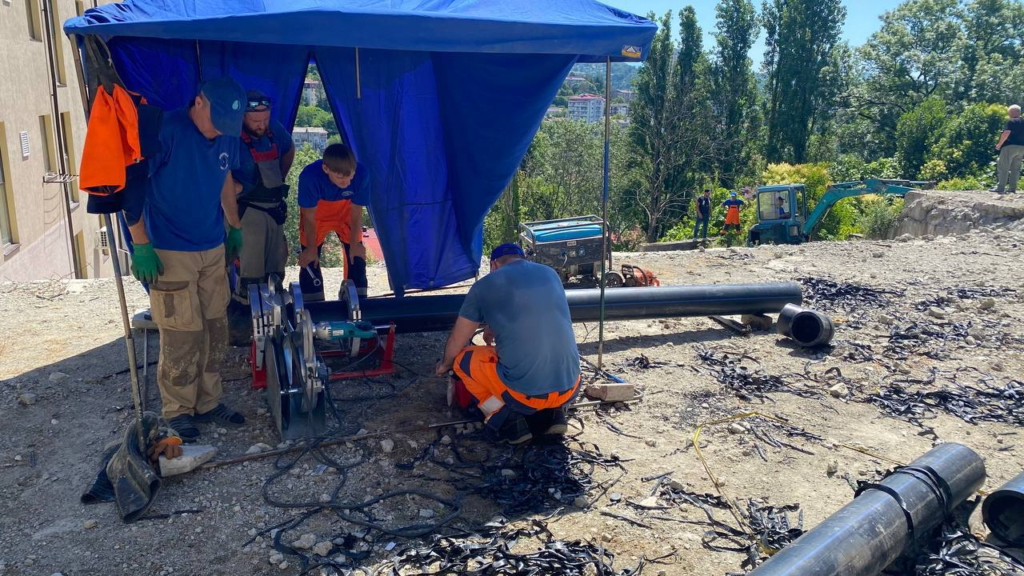В микрорайоне Новый Сочи завершили ремонт разводящих сетей водоснабжения по улице Виноградной