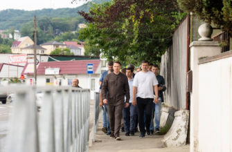 В Сочи на границе с Абхазией благоустроят территорию и приведут торговые объекты к единому архитектурному стилю
