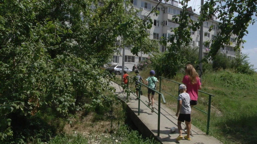 В Адлерском районе Сочи продолжаются работы по благоустройству общественных территорий