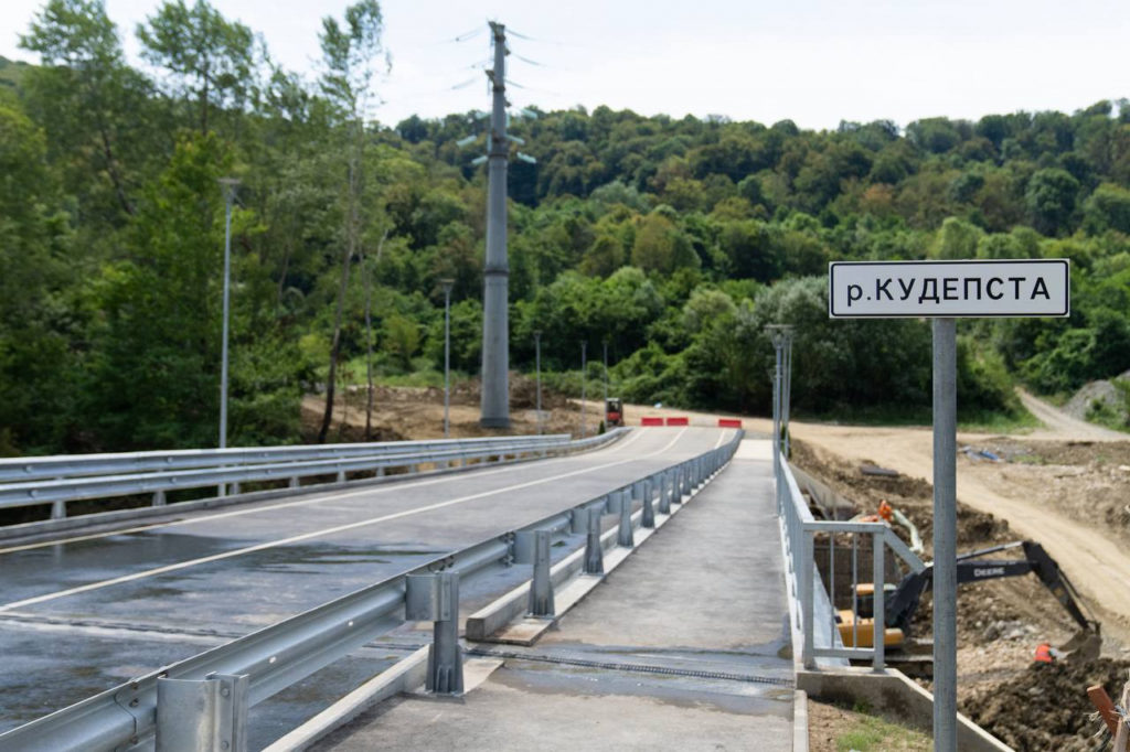 В Сочи построили новый мост через реку Кудепсту