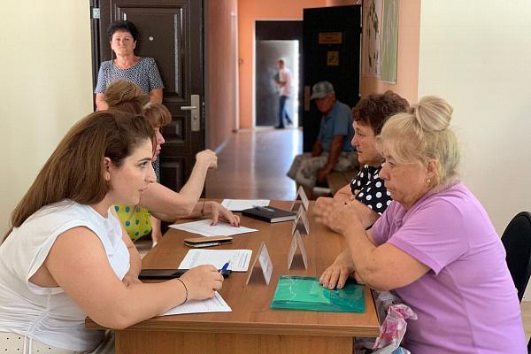 Специалисты мобильной приемной главы Сочи ответили на вопросы жителей двух сел Лазаревского района