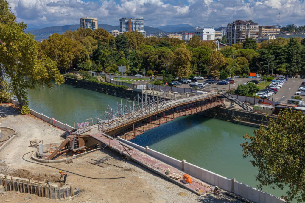 В Год архитектуры в Сочи продолжается строительство пешеходного моста «Волшебный лист»
