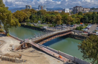 В Год архитектуры в Сочи продолжается строительство пешеходного моста «Волшебный лист»