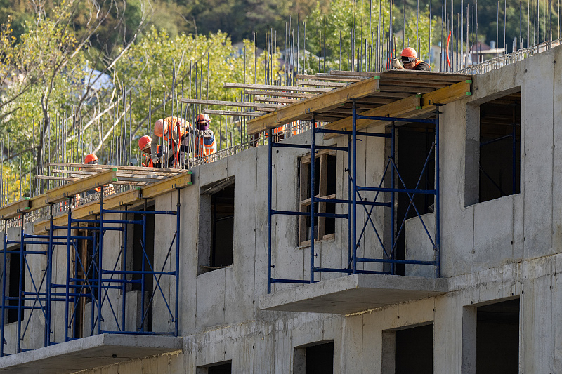 В Лазаревском районе Сочи строят 12 этажный дом для переселенцев из аварийного жилья