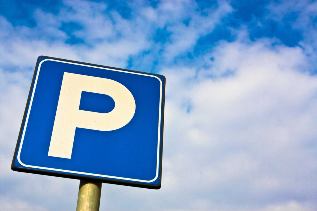 В трех районах Сочи начнут работать платные парковки