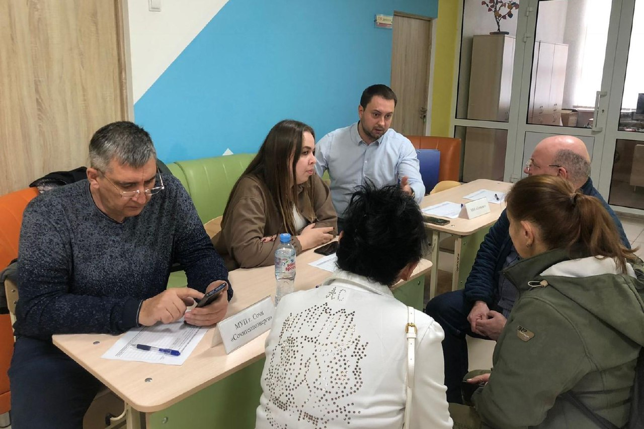 Специалисты мобильной приемной главы Сочи проконсультировали жителей Краевско Армянского