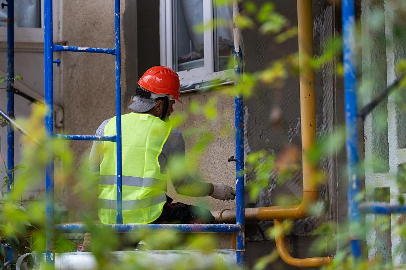 В Лазаревском районе Сочи ремонтируют 11 многоквартирных домов