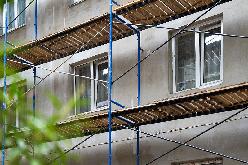 В Лазаревском районе Сочи ремонтируют 11 многоквартирных домов