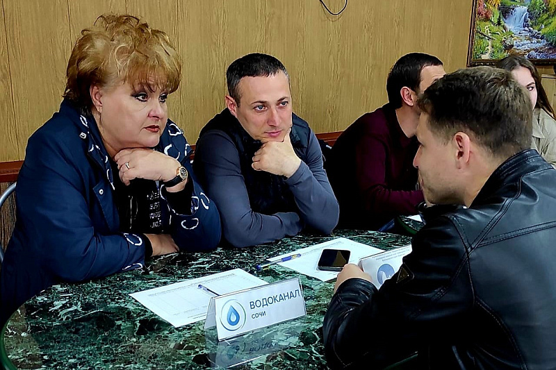 Специалисты мобильной приемной главы Сочи ответили на вопросы жителей микрорайона Светлана