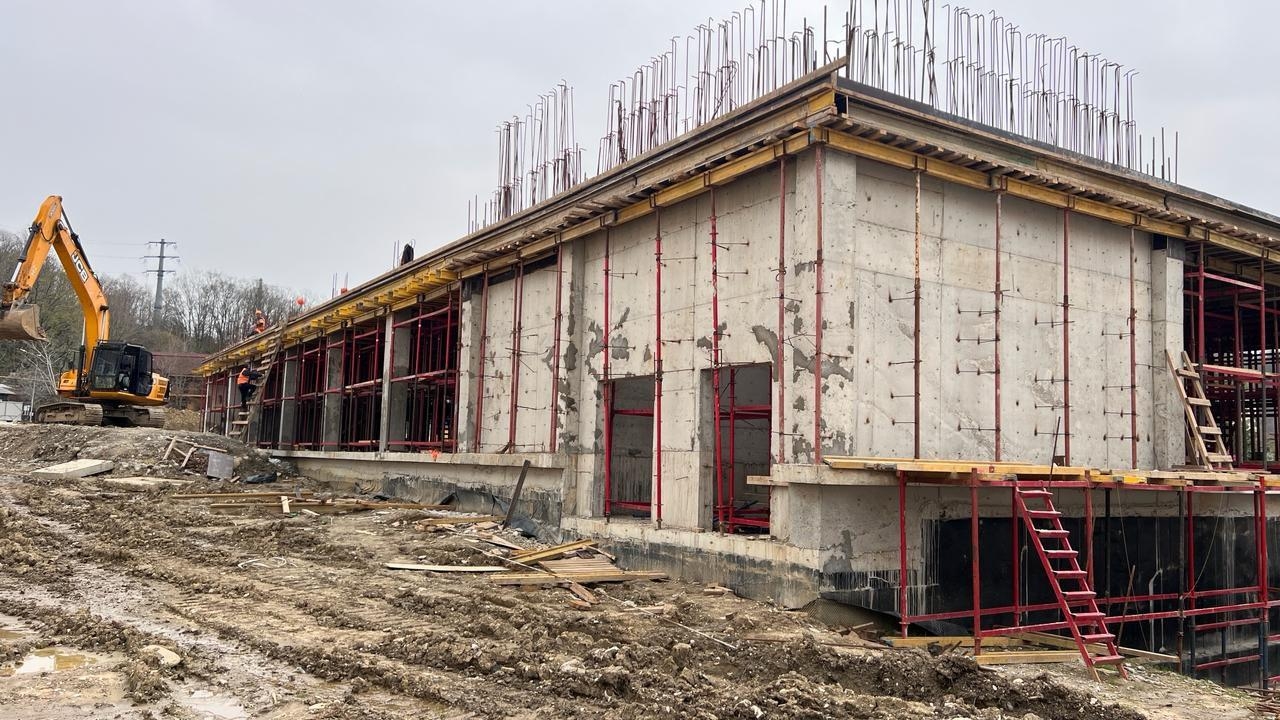 В Сочи продолжается строительство блока начальной школы № 18