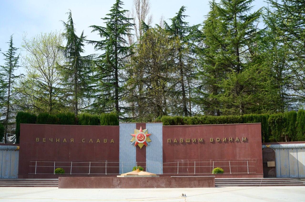 В Сочи завершается благоустройство мемориального комплекса в Завокзальном микрорайоне