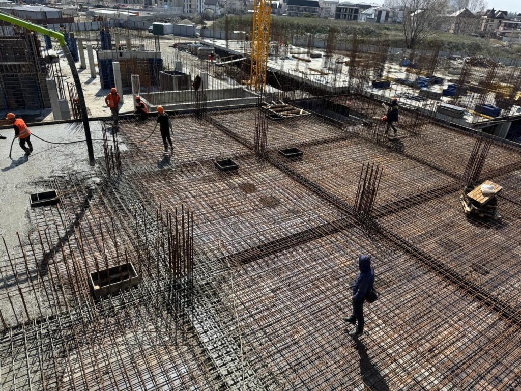 В Сочи в строительстве новой школы на 1100 мест задействовано более 80 человек и 6 единиц спецтехники