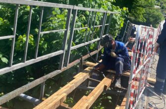 В сочинском селе Волковка ремонтируют пешеходную часть моста через реку Дагомыс