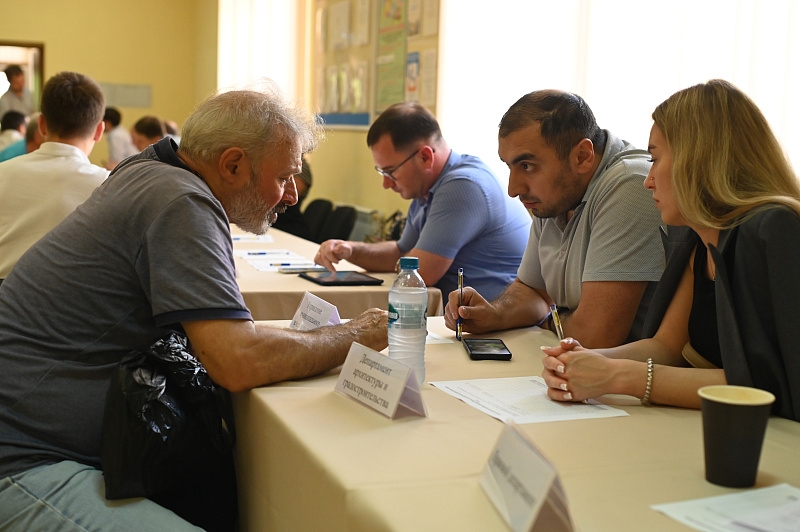 Специалисты мобильной приемной администрации Сочи ответили на вопросы жителей Краснополянского поселкового округа