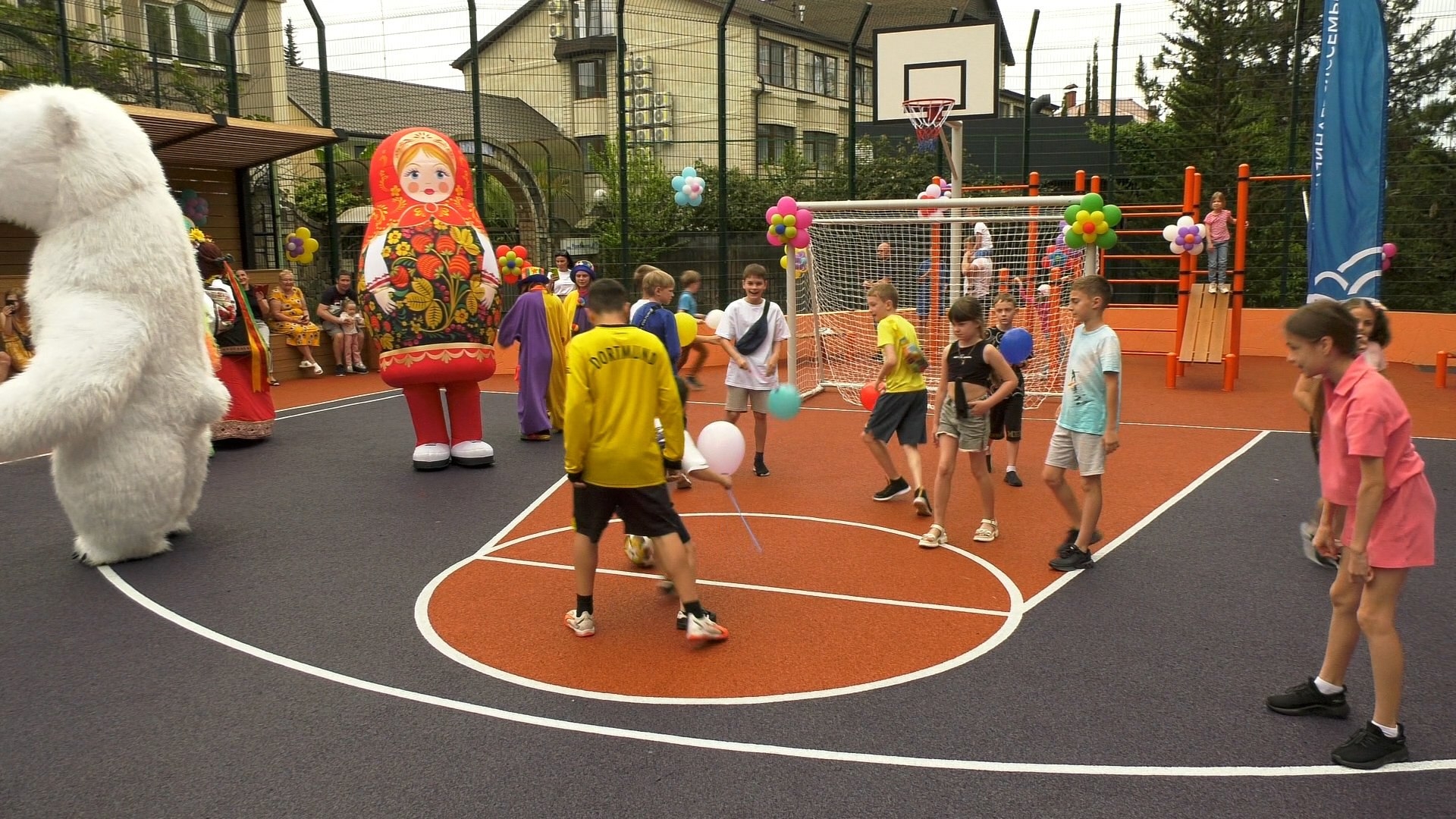 В Центральном районе Сочи открыли новую спортплощадку для детей