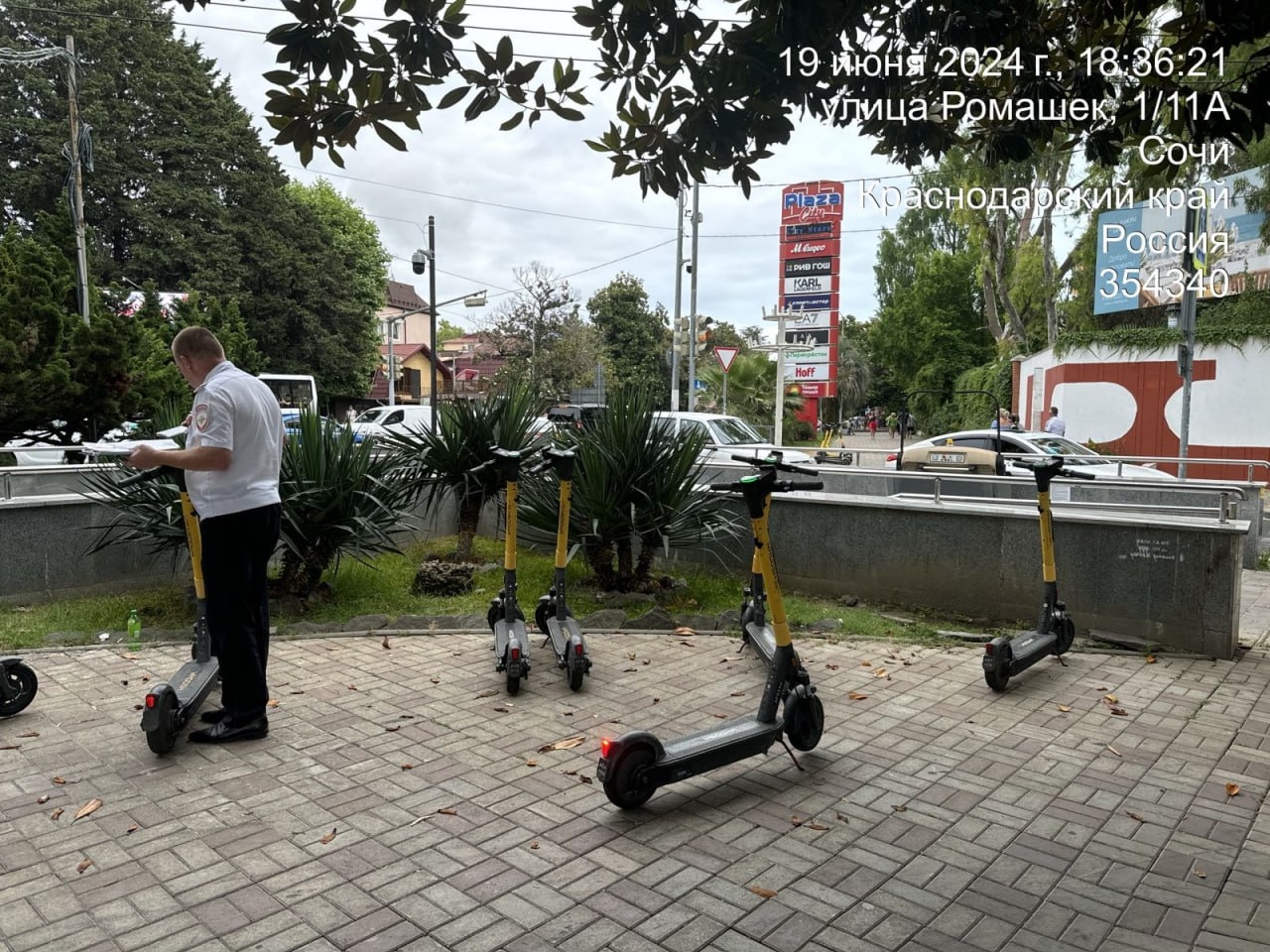 В Сочи эвакуировали более 20 электросамокатов, оставленных в неположенном  месте