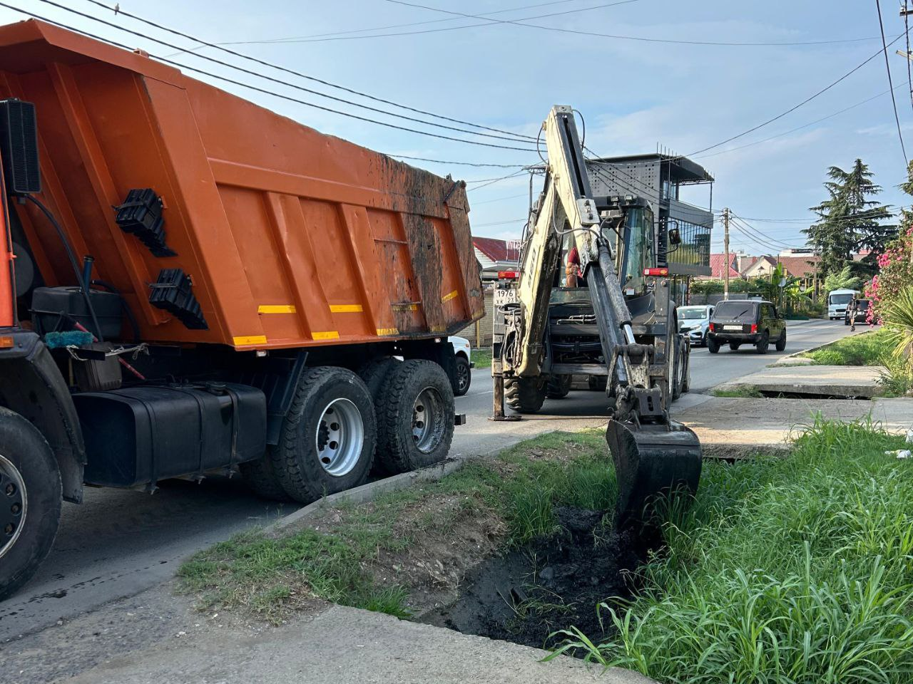 В Сочи продолжаются мероприятия по очистке водоотводных канав