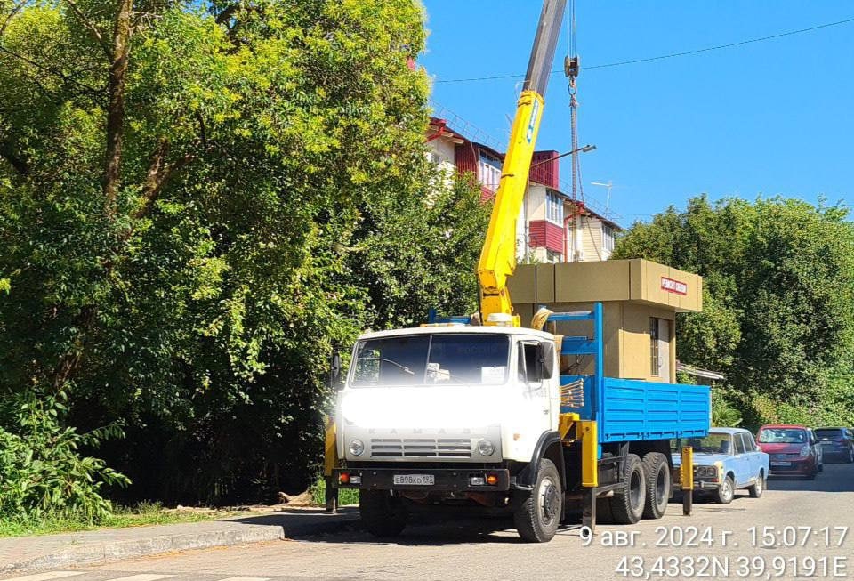 В Адлерском районе Сочи демонтировали незаконно установленный НТО