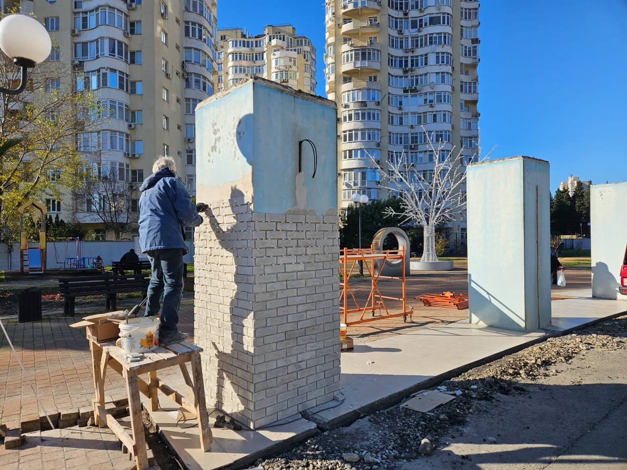 В Лазаревском районе Сочи благоустраивают сквер Тормахова