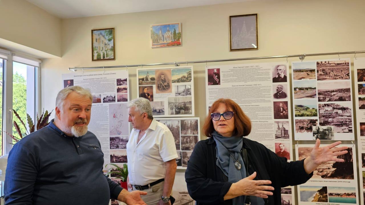 Члены Градостроительного совета осмотрели выставку «Сочи гостеприимный город» в Морпорту