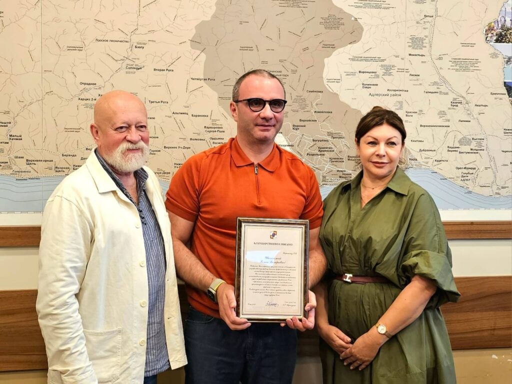 Награды Сочинским архитекторам вручил Почётный председатель Градостроительного Совета Сочи Николай Шумаков