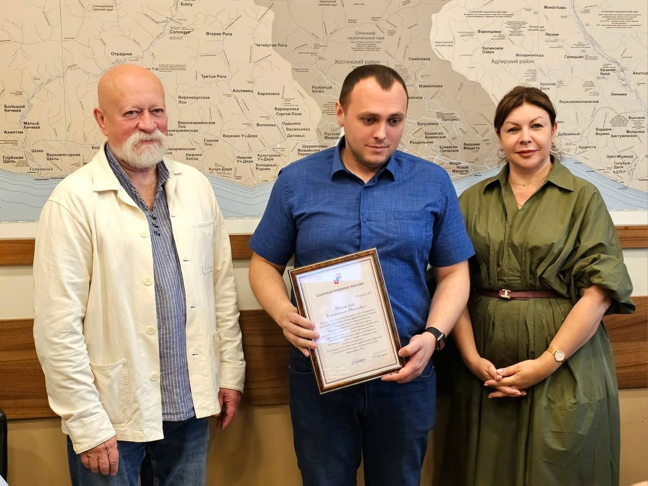 Награды Сочинским архитекторам вручил Почётный председатель Градостроительного Совета Сочи Николай Шумаков